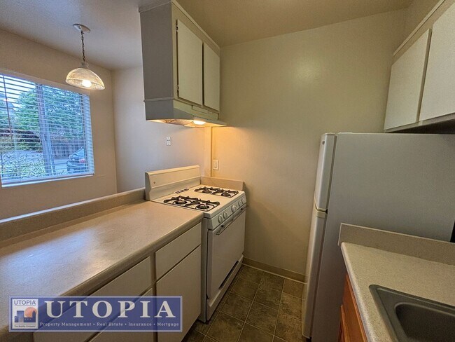 Building Photo - Ground Floor Studio, Near Boardwalk and Ma...