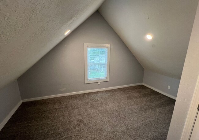 Building Photo - Spacious 5 Bedroom Bungalow in Historic No...
