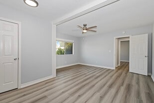 Building Photo - 4700 Clair del Ave