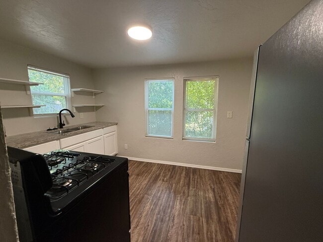 Building Photo - 1612 N Villa Ave