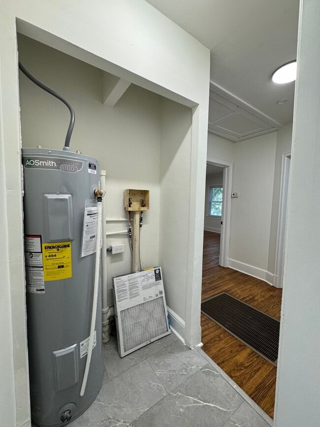 Building Photo - 2bed/1bath w/ detached garage!