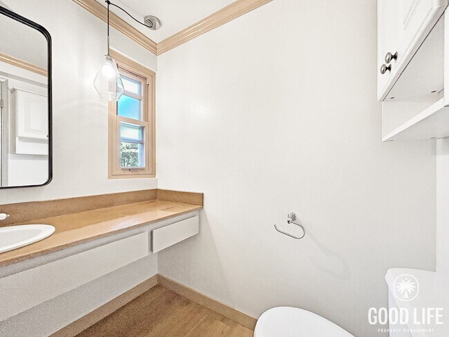 Building Photo - Beautiful 2B/1.5BA Condo W/ AC & Reserved Parking in Point Loma!