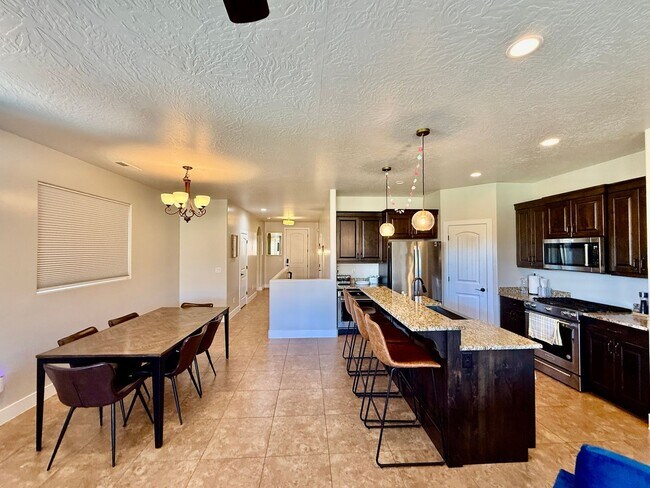Building Photo - 521 N Creek Ridge Dr