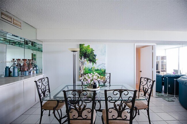 Building Photo - 3701 N Country Club Dr