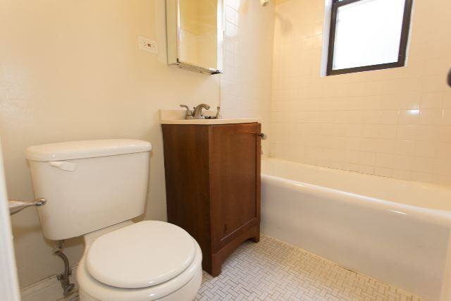 Building Photo - 4644 N Paulina St