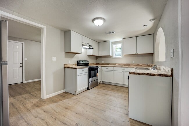 Building Photo - Freshly Updated 3 Bedroom House
