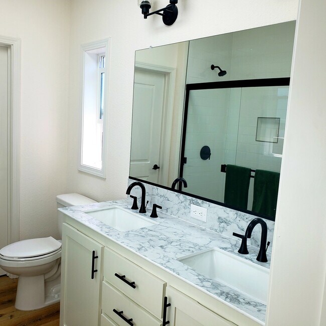 Main bathroom double sinks - 1406 Blake St
