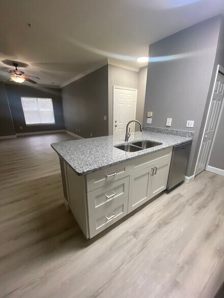 Building Photo - 16205 Enclave Village Dr