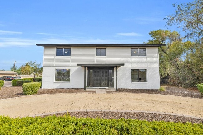 Building Photo - 6 Bedroom! 4 1/2 BATHS!  ASU! Diving Pool! Less than 1 mile to campus