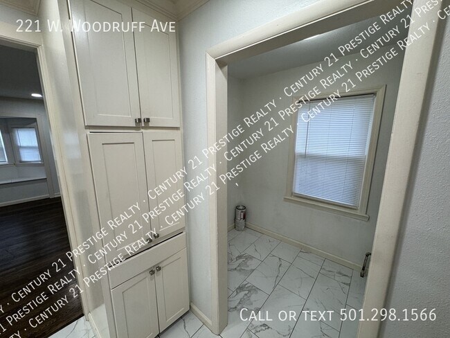 Building Photo - 221 W Woodruff Ave