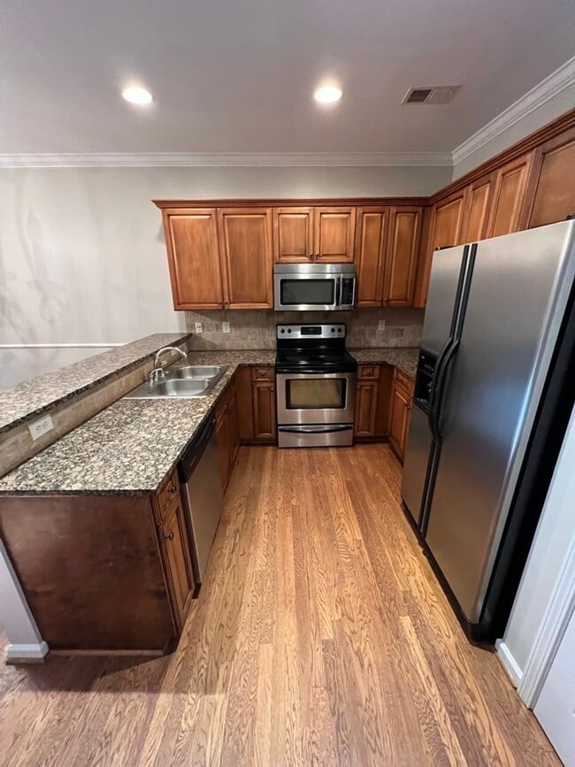 Building Photo - Townhome For Rent In Hoover!!! Available now!