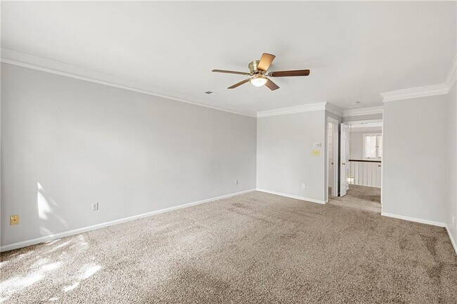 Building Photo - 302 S River Farm Dr
