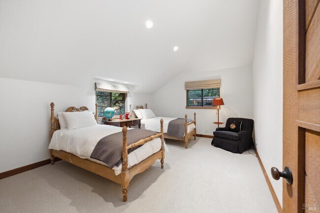 Building Photo - 224 Cascade Dr