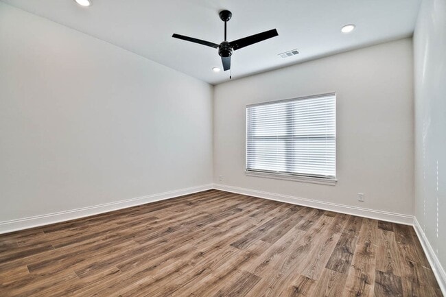 Building Photo - Big Creek Golf Course - 3 Bed 2 Bath Double Garage (Newer Construction)