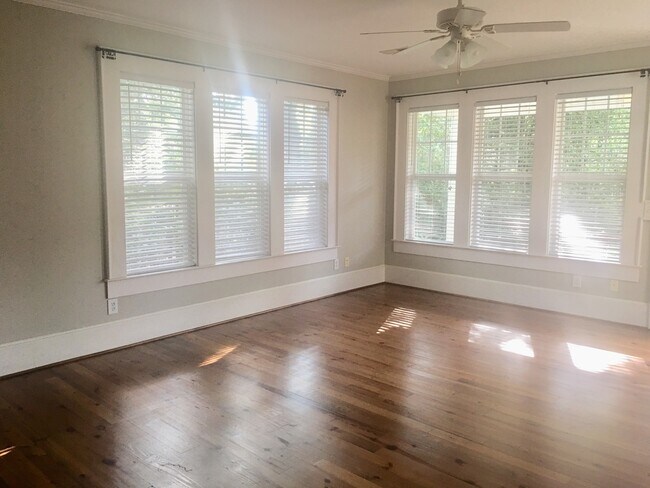 Building Photo - Charming and spacious 3 bedroom cottage in downtown Conway!