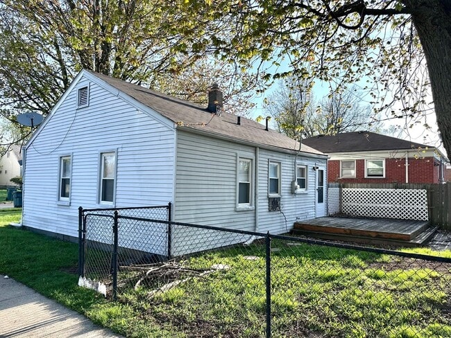 Building Photo - 1697 London