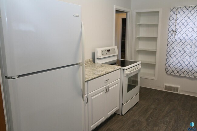 Building Photo - 1905 S Western Ave