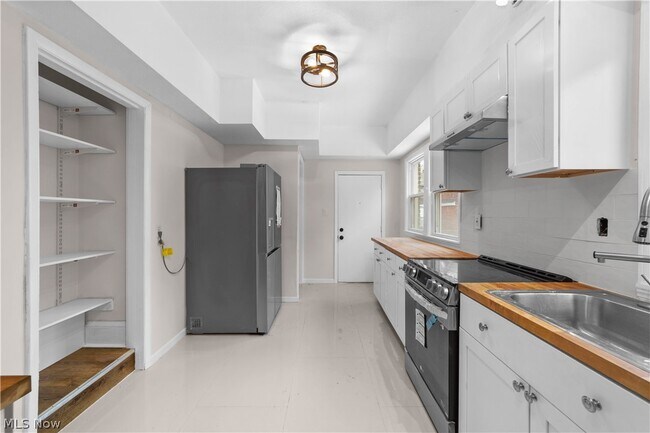 Building Photo - 867 East Blvd