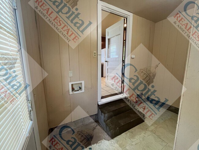 Building Photo - Charming 3 Bedroom