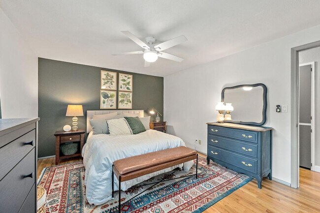 Building Photo - Spacious 4 Bed Lakewood Home w/ 2 Kitchens...