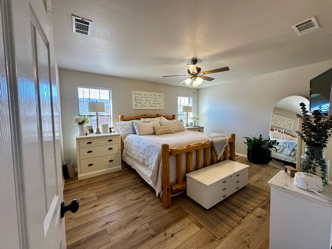 Building Photo - Welcome to this charming 3-bedroom, 2-bathroom home located in the heart of Russellville, AR.