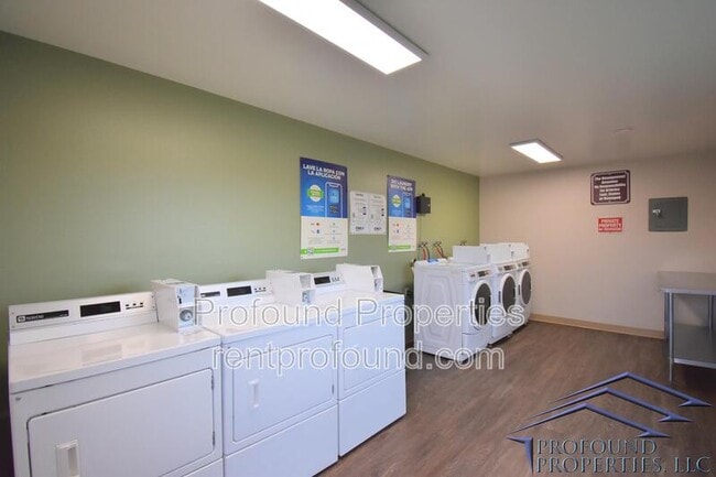 Building Photo - 221 SE 12th Ave