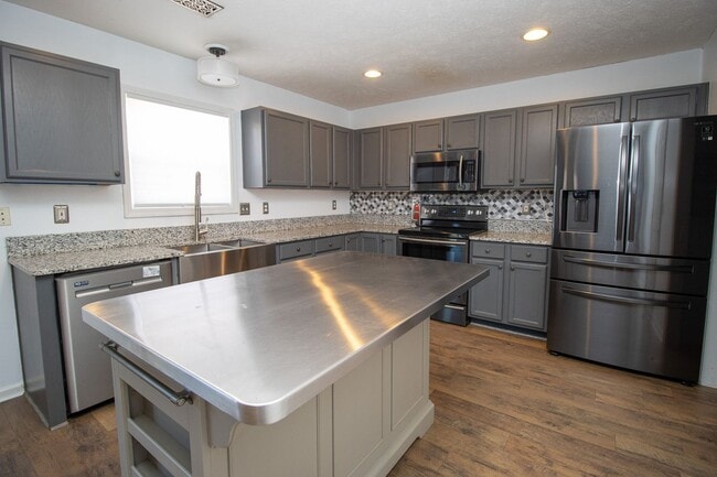 Building Photo - Beautiful 3BR/2.5BA Home with Fenced Yard, Granite Kitchen & Neighborhood Pool