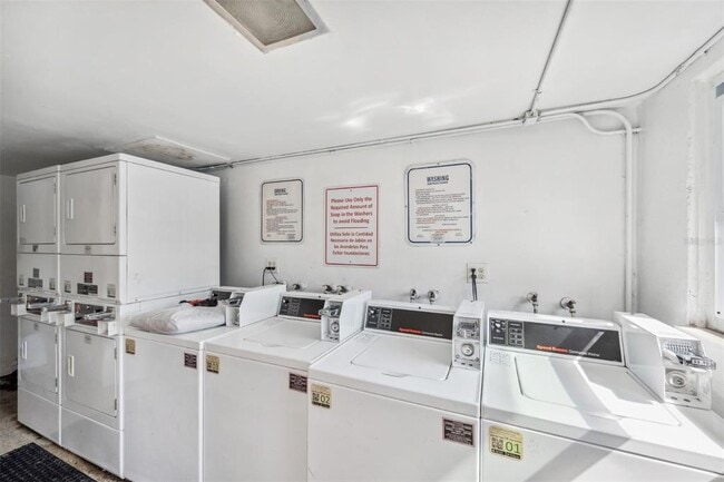 Building Photo - 2 N Fernwood Ave