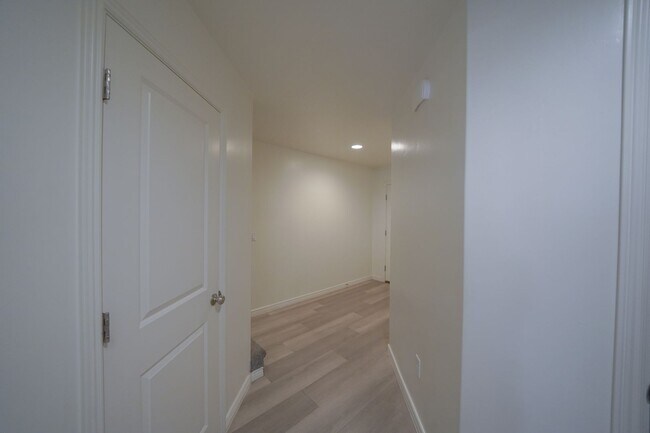 Building Photo - Spacious Townhome for Rent – Prime Location!