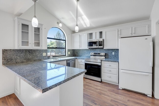 Building Photo - Charming Newly Remodeled 2 Bedroom Home in...