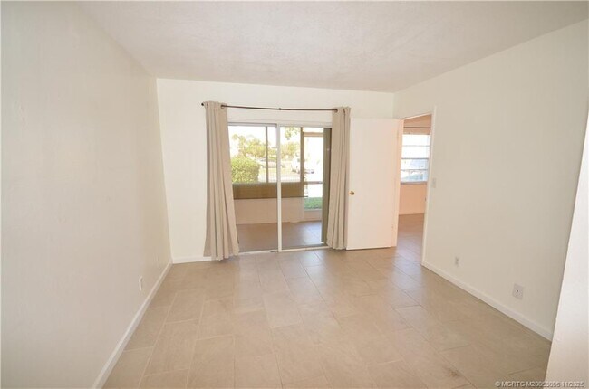 Building Photo - 1566 SE Royal Green Cir