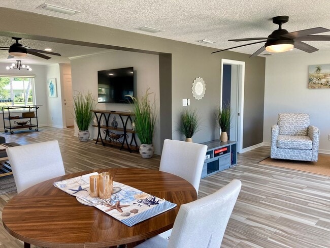 Building Photo - Completely remodeled waterfront condo!