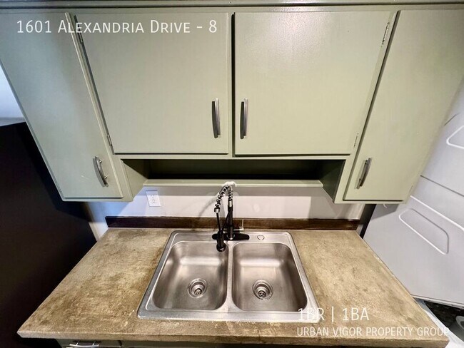 Building Photo - 1601 Alexandria Dr