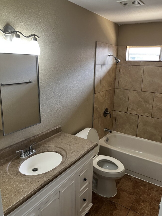 Building Photo - "Charming 3-Bedroom 1 BATH  Haven in Merce...