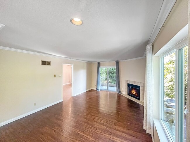 Building Photo - Modern Second-Story 2B/2BA in the Heart of...