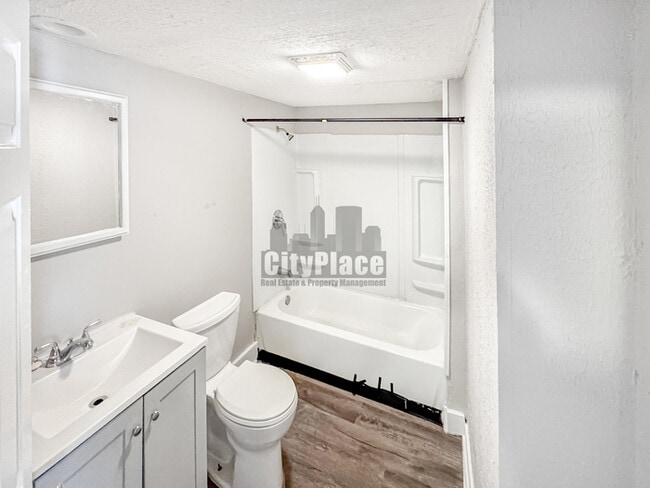 Building Photo - 1319 W 27th St