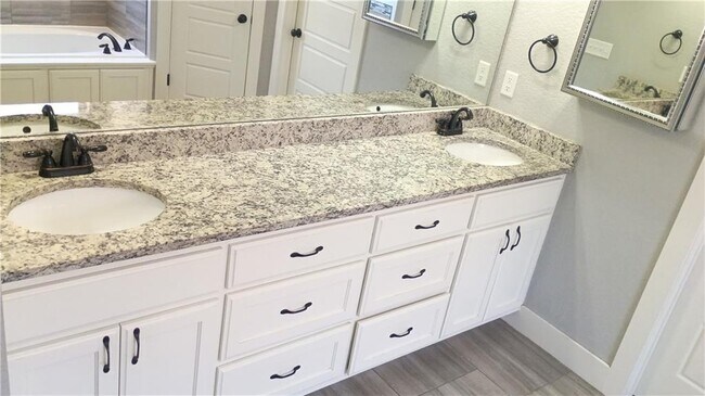 Building Photo - 1610 Sweetbriar Way