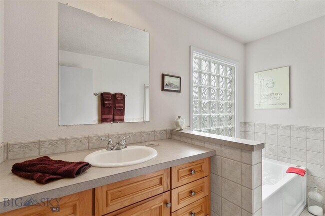 Building Photo - 10 Gallatin Dr