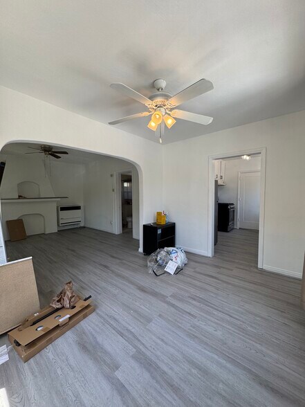 Building Photo - 5031 Romaine St