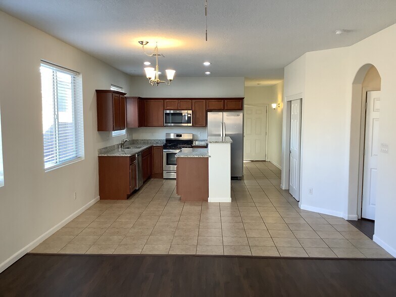 Building Photo - 6835 Old Mesa Dr NW