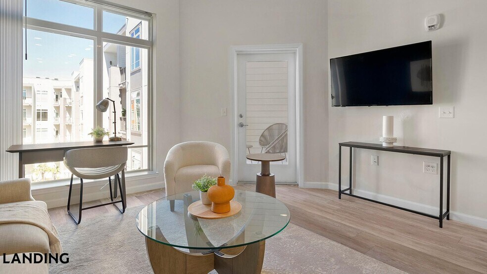 Building Photo - 5256 International Dr