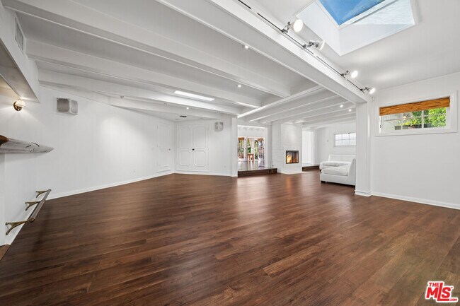 Building Photo - 8050 Mulholland Dr