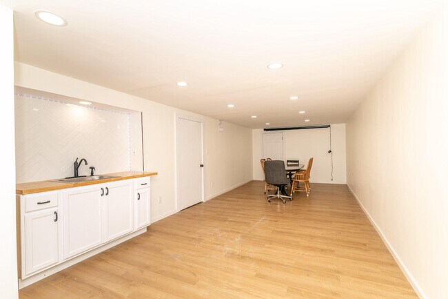 Building Photo - 1800 Lark Ln