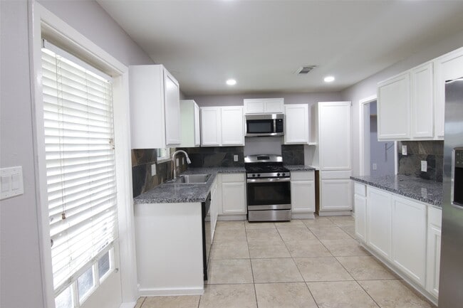 Building Photo - 7941 Longridge Dr