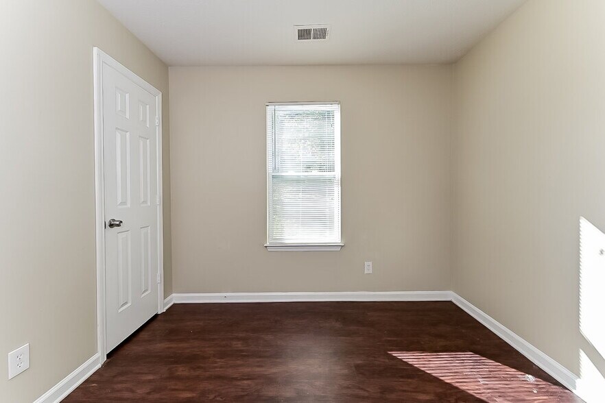 Building Photo - 3122 Chippewa Dr