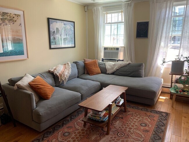 Building Photo - 10 Salem St Ave