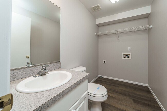 Building Photo - Recently Updated 3 Bedroom 2.5 Bath Duplex - Located in Convenient Hazel Dell Neighborhood