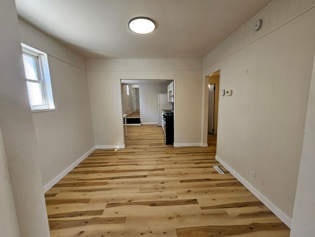 Building Photo - Newly updated 2 bedroom 1 bath apartment f...