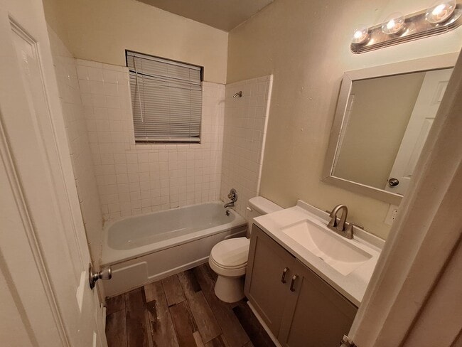 Building Photo - 1518 Victoria St