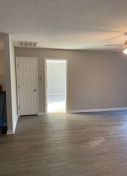 Building Photo - 124 Stonewood Dr